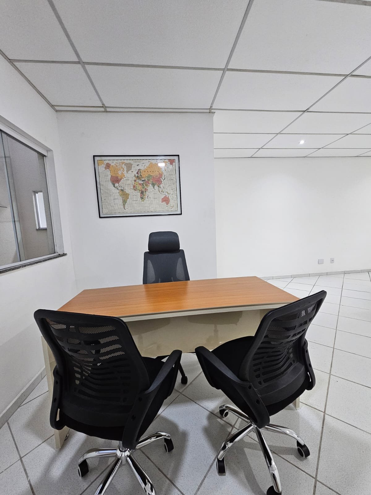 Sala privativa mobiliada de 25 m² com banheiro privativo no Centro de Mogi das Cruzes
